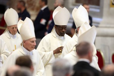Vatikan Şehri, İtalya 05 / 03 / 2025: Kardinal Protase Rugambwa. Kardinal Fernandez Artime Vatikan Bazilikası 'ndaki Aziz Peter mihrabında Papa Francis' in oybirliğiyle Novendiali 'nin sekizinci ayinine başkanlık etmektedir..