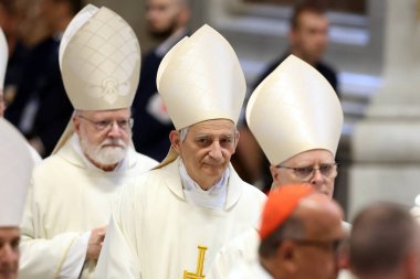 Vatikan Şehri, İtalya 05 / 03 / 2025: Kardinal Matteo Maria Zuppi. Kardinal Fernandez Artime Vatikan Bazilikası 'ndaki Aziz Peter mihrabında Papa Francis' in oybirliğiyle Novendiali 'nin sekizinci ayinine başkanlık etmektedir..