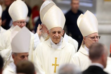 Vatikan Şehri, İtalya 05 / 03 / 2025: Kardinal Matteo Maria Zuppi. Kardinal Fernandez Artime Vatikan Bazilikası 'ndaki Aziz Peter mihrabında Papa Francis' in oybirliğiyle Novendiali 'nin sekizinci ayinine başkanlık etmektedir..