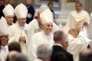 Vatikan Şehri, İtalya 05 / 03 / 2025: Kardinal Matteo Maria Zuppi. Kardinal Fernandez Artime Vatikan Bazilikası 'ndaki Aziz Peter mihrabında Papa Francis' in oybirliğiyle Novendiali 'nin sekizinci ayinine başkanlık etmektedir..