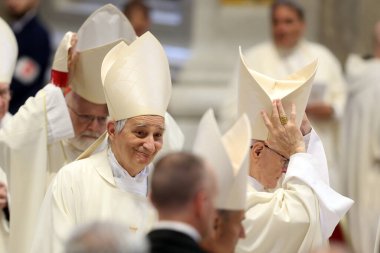 Vatikan Şehri, İtalya 05 / 03 / 2025: Kardinal Matteo Maria Zuppi. Kardinal Fernandez Artime Vatikan Bazilikası 'ndaki Aziz Peter mihrabında Papa Francis' in oybirliğiyle Novendiali 'nin sekizinci ayinine başkanlık etmektedir..