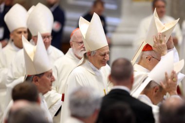 Vatikan Şehri, İtalya 05 / 03 / 2025: Kardinal Matteo Maria Zuppi. Kardinal Fernandez Artime Vatikan Bazilikası 'ndaki Aziz Peter mihrabında Papa Francis' in oybirliğiyle Novendiali 'nin sekizinci ayinine başkanlık etmektedir..