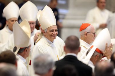 Vatikan Şehri, İtalya 05 / 03 / 2025: Kardinal Matteo Maria Zuppi. Kardinal Fernandez Artime Vatikan Bazilikası 'ndaki Aziz Peter mihrabında Papa Francis' in oybirliğiyle Novendiali 'nin sekizinci ayinine başkanlık etmektedir..