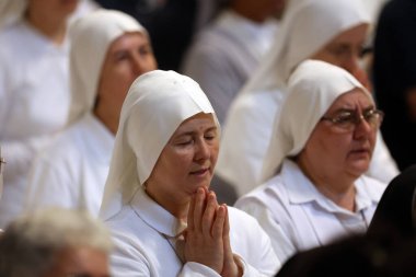 Vatikan Şehri, İtalya 05 / 03 / 2025: Ayin sırasında rahibe dua ediyor. Kardinal Fernandez Artime Vatikan Bazilikası 'ndaki Aziz Peter mihrabında Papa Francis' in oybirliğiyle Novendiali 'nin sekizinci ayinine başkanlık etmektedir..