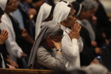 Vatikan Şehri, İtalya 05 / 03 / 2025: Nun, ayinler sırasında hareket etti. Kardinal Fernandez Artime, Vatikan Bazilikası 'ndaki Aziz Peter mihrabında Papa Francis' in oy hakkı ile Novendiali 'nin sekizinci ayinine başkanlık etti..