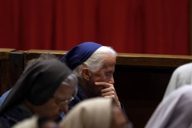 Vatikan Şehri, İtalya 05 / 03 / 2025: Suor Genevieve Jeanningros. Kardinal Fernandez Artime Vatikan Bazilikası 'ndaki Aziz Peter mihrabında Papa Francis' in oybirliğiyle Novendiali 'nin sekizinci ayinine başkanlık etmektedir..