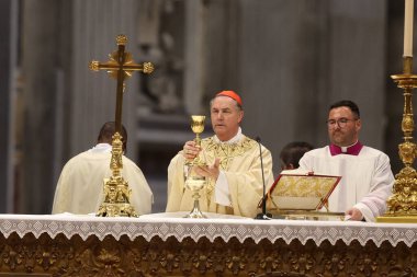 Vatikan Şehri, İtalya 05 / 03 / 2025: Kardinal Fernandez Artime Vatikan Bazilikası 'ndaki Aziz Peter mihrabında Papa Francis' in oy çokluğuyla Novendiali 'nin sekizinci ayinine başkanlık ediyor.
