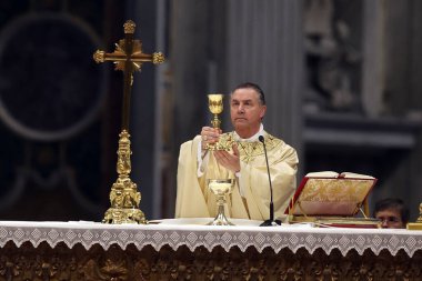 Vatikan Şehri, İtalya 05 / 03 / 2025: Kardinal Fernandez Artime Vatikan Bazilikası 'ndaki Aziz Peter mihrabında Papa Francis' in oy çokluğuyla Novendiali 'nin sekizinci ayinine başkanlık ediyor.