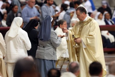 Vatikan Şehri, İtalya 05 / 03 / 2025: komünyon. Kardinal Fernandez Artime Vatikan Bazilikası 'ndaki Aziz Peter mihrabında Papa Francis' in oybirliğiyle Novendiali 'nin sekizinci ayinine başkanlık etmektedir..