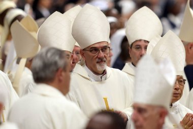 Vatikan Şehri, İtalya 05 / 03 / 2025: Il Kardinal Pierbattista Pizzaballa. Kutsal Yaşam Kurumları ve Havari Toplulukları Sözlüğü 'nün Prefect' i Kardinal Fernandez Artime, oy hakkına sahip Novendiali 'nin sekizinci ayinine başkanlık etmektedir.