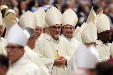 Vatikan Şehri, İtalya 05 / 03 / 2025: Il Kardinal Pierbattista Pizzaballa. Kutsal Yaşam Kurumları ve Havari Toplulukları Sözlüğü 'nün Prefect' i Kardinal Fernandez Artime, oy hakkına sahip Novendiali 'nin sekizinci ayinine başkanlık etmektedir.