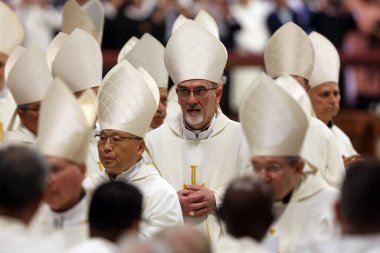 Vatikan Şehri, İtalya 05 / 03 / 2025: Il Kardinal Pierbattista Pizzaballa. Kutsal Yaşam Kurumları ve Havari Toplulukları Sözlüğü 'nün Prefect' i Kardinal Fernandez Artime, oy hakkına sahip Novendiali 'nin sekizinci ayinine başkanlık etmektedir.
