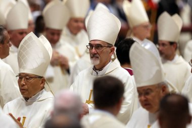 Vatikan Şehri, İtalya 05 / 03 / 2025: Il Kardinal Pierbattista Pizzaballa. Kutsal Yaşam Kurumları ve Havari Toplulukları Sözlüğü 'nün Prefect' i Kardinal Fernandez Artime, oy hakkına sahip Novendiali 'nin sekizinci ayinine başkanlık etmektedir.