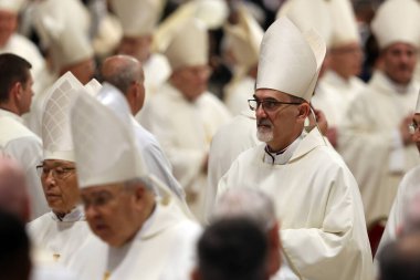 Vatikan Şehri, İtalya 05 / 03 / 2025: Il Kardinal Pierbattista Pizzaballa. Kutsal Yaşam Kurumları ve Havari Toplulukları Sözlüğü 'nün Prefect' i Kardinal Fernandez Artime, oy hakkına sahip Novendiali 'nin sekizinci ayinine başkanlık etmektedir.