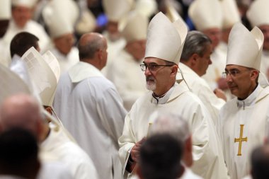 Vatikan Şehri, İtalya 05 / 03 / 2025: Il Kardinal Pierbattista Pizzaballa. Kutsal Yaşam Kurumları ve Havari Toplulukları Sözlüğü 'nün Prefect' i Kardinal Fernandez Artime, oy hakkına sahip Novendiali 'nin sekizinci ayinine başkanlık etmektedir.