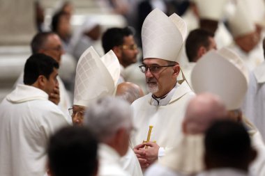 Vatikan Şehri, İtalya 05 / 03 / 2025: Il Kardinal Pierbattista Pizzaballa. Kutsal Yaşam Kurumları ve Havari Toplulukları Sözlüğü 'nün Prefect' i Kardinal Fernandez Artime, oy hakkına sahip Novendiali 'nin sekizinci ayinine başkanlık etmektedir.