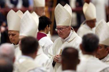 Vatikan Şehri, İtalya 05 / 03 / 2025: Kardinal Pietro Parolin. Kutsal Yaşam ve Havari Toplumları Diktatörlüğü Kürsü Başkanı Kardinal Fernandez Artime Papa F 'nin oy hakkı ile Novendiali' nin sekizinci ayinine başkanlık etmektedir.
