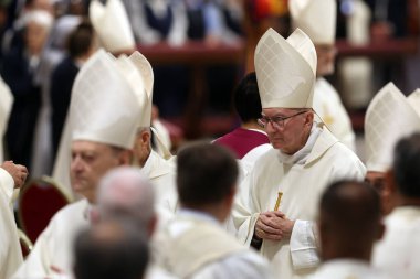 Vatikan Şehri, İtalya 05 / 03 / 2025: Kardinal Pietro Parolin. Kutsal Yaşam ve Havari Toplumları Diktatörlüğü Kürsü Başkanı Kardinal Fernandez Artime Papa F 'nin oy hakkı ile Novendiali' nin sekizinci ayinine başkanlık etmektedir.