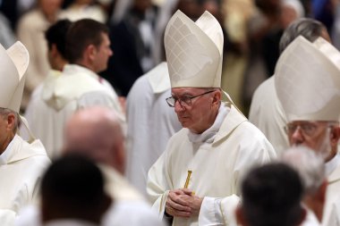 Vatikan Şehri, İtalya 05 / 03 / 2025: Kardinal Pietro Parolin. Kutsal Yaşam ve Havari Toplumları Diktatörlüğü Kürsü Başkanı Kardinal Fernandez Artime Papa F 'nin oy hakkı ile Novendiali' nin sekizinci ayinine başkanlık etmektedir.