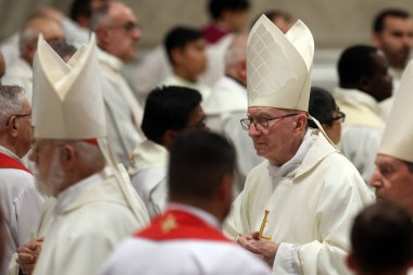 Vatikan Şehri, İtalya 05 / 03 / 2025: Kardinal Pietro Parolin. Kutsal Yaşam ve Havari Toplumları Diktatörlüğü Kürsü Başkanı Kardinal Fernandez Artime Papa F 'nin oy hakkı ile Novendiali' nin sekizinci ayinine başkanlık etmektedir.