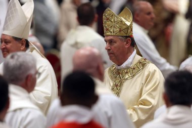 Vatikan Şehri, İtalya 05 / 03 / 2025: Kardinal Fernandez Artime Vatikan Bazilikası 'ndaki Aziz Peter mihrabında Papa Francis' in oy çokluğuyla Novendiali 'nin sekizinci ayinine başkanlık ediyor.