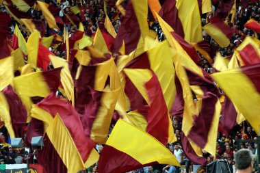Roma, İtalya 04.05.2025: İtalyan futbol şampiyonluğu Serie A Enilive 2024-2025 karşılaşmasında Roman taraftarları Roma 'daki Stadio Olimpico' da AS Roman ACF Fiorentina 'ya karşı oynuyor.