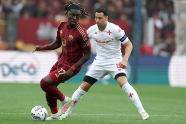 Roma, İtalya 04.05.2025: Roma 'dan Manu Kone, İtalya futbol şampiyonluğu sırasında Fiorentina' dan Rolando Mandragora Serie A Enilive 2024-2025 Roma 'dan ACF Fiorentina' ya karşı Roma 'daki Stadio Olimpico' da oynanan AS Roma karşılaşması.