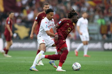 Roma, İtalya 04.05.2025: Roma 'dan Manu Kone, İtalya futbol şampiyonası sırasında Fiorentina' dan Cher Ndour Serie A Enilive 2024-2025 Roma-ACF Fiorentina maçında Roma 'daki Stadio Olimpico' da.