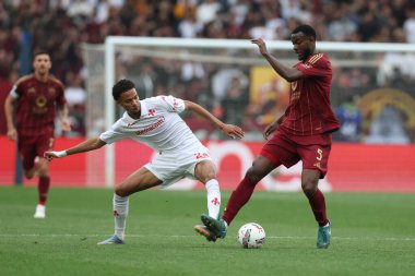 Roma, İtalya 04.05.2025: Fiorentina 'dan Amir Richardson, İtalya futbol şampiyonluğu sırasında Roma' dan Evan Ndicka Serie A Enilive 2024-2025 Roma-ACF Fiorentina maçında Roma 'daki Stadio Olimpico.