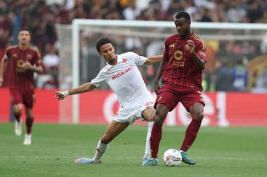Roma, İtalya 04.05.2025: Fiorentina 'dan Amir Richardson, İtalya futbol şampiyonluğu sırasında Roma' dan Evan Ndicka Serie A Enilive 2024-2025 Roma-ACF Fiorentina maçında Roma 'daki Stadio Olimpico.