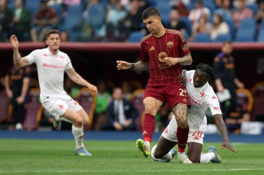 Roma, İtalya 04.05.2025: Romanlardan Gianluca Mancini, İtalya futbol şampiyonası sırasında Fiorentina 'dan Moise Kean Serie A Enilive 2024-2025 Roma ACF Fiorentina' ya karşı Roma 'daki Stadio Olimpico' da oynanan karşılaşma.