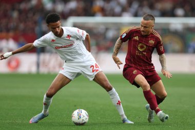 Roma, İtalya 04.05.2025: Fiorentina 'dan Amir Richardson, İtalya futbol şampiyonası sırasında Romanyalı Angelino Serie A Enilive 2024-2025 Roma-ACF Fiorentina maçında Roma' daki Stadio Olimpico.