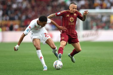 Roma, İtalya 04.05.2025: Fiorentina 'dan Amir Richardson, İtalya futbol şampiyonası sırasında Romanyalı Angelino Serie A Enilive 2024-2025 Roma-ACF Fiorentina maçında Roma' daki Stadio Olimpico.
