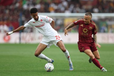 Roma, İtalya 04.05.2025: Fiorentina 'dan Amir Richardson, İtalya futbol şampiyonası sırasında Romanyalı Angelino Serie A Enilive 2024-2025 Roma-ACF Fiorentina maçında Roma' daki Stadio Olimpico.