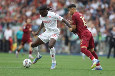 Roma, İtalya 04.05.2025: Fiorentina 'dan Moise Kean, İtalya futbol şampiyonası sırasında Roma' dan Zeki Celik Serie A Enilive 2024-2025 Roma-ACF Fiorentina maçında Roma 'daki Stadio Olimpico' da.