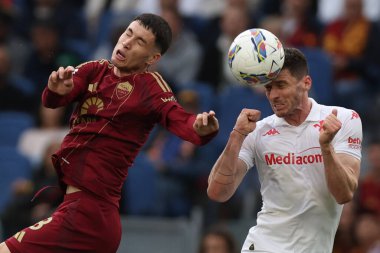 Roma, İtalya 04.05.2025: Roma 'dan Matias Soule, İtalya futbol şampiyonası sırasında Fiorentina' dan Rolando Mandragora Serie A Enilive 2024-2025 Roma 'dan ACF Fiorentina' ya karşı Roma 'daki Stadio Olimpico' da oynanan karşılaşma..