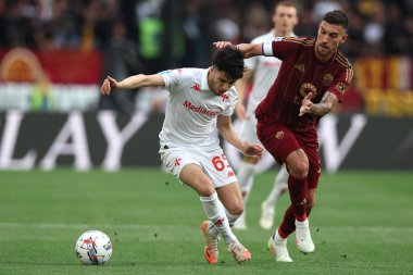 Roma, İtalya 04.05.2025: Fiorentina 'dan Fabiano Parisi, İtalya futbol şampiyonası sırasında Romanlardan Lorenzo Pellegrini Serie A Enilive 2024-2025 Roma ACF Fiorentina' ya karşı Roma 'daki Stadio Olimpico' da oynanan karşılaşma.