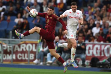 Roma, İtalya 04.05.2025: Roma 'dan Matias Soule, İtalya futbol şampiyonası sırasında Fiorentina' dan Rolando Mandragora Serie A Enilive 2024-2025 Roma 'dan ACF Fiorentina' ya karşı Roma 'daki Stadio Olimpico' da oynanan karşılaşma..