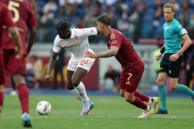 Roma, İtalya 04.05.2025: Fiorentina 'dan Moise Kean, İtalya futbol şampiyonluğu sırasında Romanlardan Lorenzo Pellegrini Serie A Enilive 2024-2025 Roma ACF Fiorentina' ya karşı Roma 'daki Stadio Olimpico' da oynanan karşılaşma.