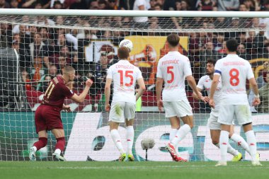 Roma, İtalya 04.05.2025: Roma 'dan Artem Dovbyk gol 1-0 ve İtalya futbol şampiyonası Serie A Enilive 2024-2025 maçında Roma' daki Stadio Olimpico 'da AS Roman ACF Fiorentina' ya karşı oynanan karşılaşmada takımla birlikte kutlama yaptı..