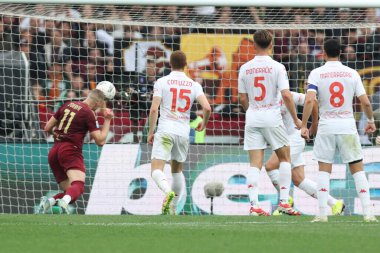 Roma, İtalya 04.05.2025: Roma 'dan Artem Dovbyk gol 1-0 ve İtalya futbol şampiyonası Serie A Enilive 2024-2025 maçında Roma' daki Stadio Olimpico 'da AS Roman ACF Fiorentina' ya karşı oynanan karşılaşmada takımla birlikte kutlama yaptı..