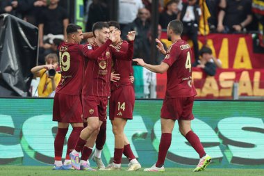 Roma, İtalya 04.05.2025: Roma 'dan Artem Dovbyk gol 1-0 ve İtalya futbol şampiyonası Serie A Enilive 2024-2025 maçında Roma' daki Stadio Olimpico 'da AS Roman ACF Fiorentina' ya karşı oynanan karşılaşmada takımla birlikte kutlama yaptı..