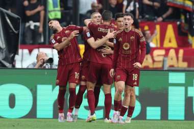 Roma, İtalya 04.05.2025: Roma 'dan Artem Dovbyk gol 1-0 ve İtalya futbol şampiyonası Serie A Enilive 2024-2025 maçında Roma' daki Stadio Olimpico 'da AS Roman ACF Fiorentina' ya karşı oynanan karşılaşmada takımla birlikte kutlama yaptı..