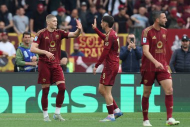 Roma, İtalya 04.05.2025: Roma 'dan Artem Dovbyk gol 1-0 ve İtalya futbol şampiyonası Serie A Enilive 2024-2025 maçında Roma' daki Stadio Olimpico 'da AS Roman ACF Fiorentina' ya karşı oynanan karşılaşmada takımla birlikte kutlama yaptı..