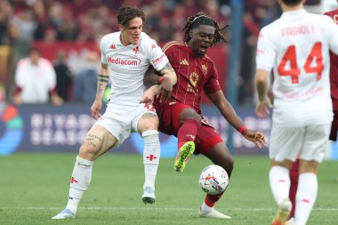 Roma, İtalya 04.05.2025: Fiorentina 'dan Nicolo Zaniolo, İtalya futbol şampiyonası sırasında Roma' dan Manu Kone Serie A Enilive 2024-2025 Roma - ACF Fiorentina maçında Roma 'daki Stadio Olimpico' da.