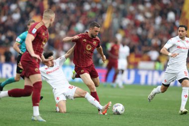 Roma, İtalya 04.05.2025: Fiorentina 'dan Fabiano Parisi, İtalya futbol şampiyonluğu sırasında Roman Bryan Cristante Serie A Enilive 2024-2025 Roma ACF Fiorentina' ya karşı Roma 'daki Stadio Olimpico' da oynanan karşılaşma.