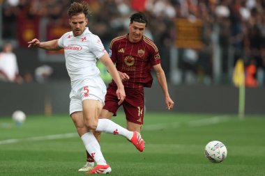 Roma, İtalya 04.05.2025: Romanlardan Eldor Shomurodov, İtalya futbol şampiyonası sırasında Fiorentina 'dan Marin Pongraciç Serie A Enilive 2024-2025 Roma ACF Fiorentina' ya karşı Roma 'daki Stadio Olimpico.