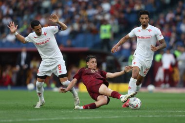 Roma, İtalya 04.05.2025: Fiorentina 'dan Rolando Mandragora, Roma' dan Niccolo Pisilli, İtalya futbol şampiyonası sırasında Fiorentina 'dan Cher Ndour Serie A Enilive 2024-2025 Roma' daki Stadio Olimpico 'da AS Roma' ya karşı ACF Fiorentina karşılaşması.