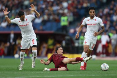 Roma, İtalya 04.05.2025: Fiorentina 'dan Rolando Mandragora, Roma' dan Niccolo Pisilli, İtalya futbol şampiyonası sırasında Fiorentina 'dan Cher Ndour Serie A Enilive 2024-2025 Roma' daki Stadio Olimpico 'da AS Roma' ya karşı ACF Fiorentina karşılaşması.