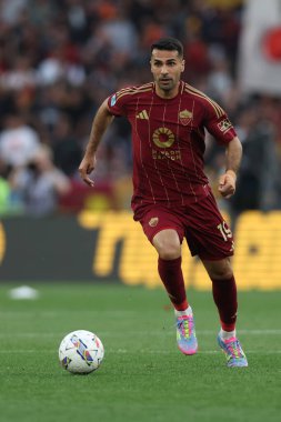 Roma, İtalya 04.05.2025: İtalyan futbol şampiyonası sırasında Zeki Çelik Serie A Enilive 2024-2025 Roma ACF Fiorentina 'ya karşı Roma' daki Stadio Olimpico 'da oynanan karşılaşma.